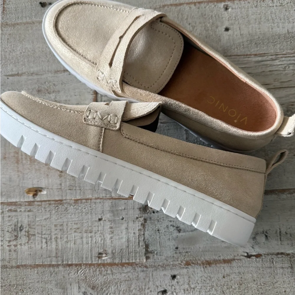 Vionic Uptown Hybrid Penny Loafer in Gold Womens Sz 9 W Wide New Without Box - Picture 2 of 8